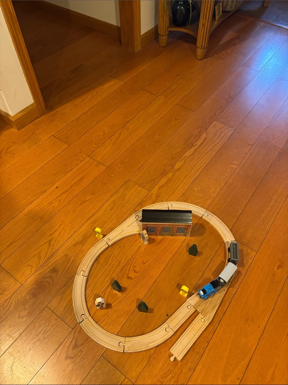 Thomas the Train Wooden Toy Train Set with Track and Accessories - Picture 3 of 8